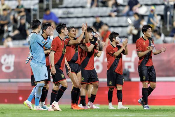 경남FC가 16일 창원축구센터에서 열린 서울 이랜드FC와 경기를 마치고 관중에게 인사하고 있다. /프로축구연맹