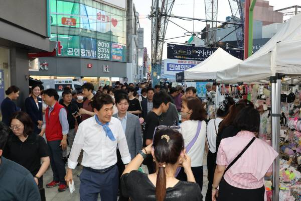 지난 14일 포항시 중앙상가 거리문화축제를 시작으로 포항 중앙상가 영일만친구 야시장이 본격 운영에 들어갔다. 개장식 사진.