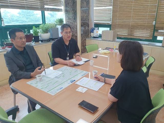 경산경찰서가 경산산업단지관리공단 내 기업체 사회 초년생에게 보이스피싱 예방 홍보활동을 하고 있다. 경산경찰서 제공