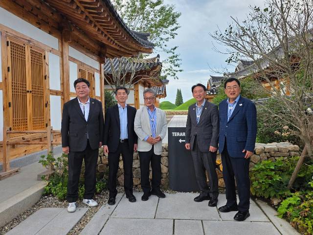 조현 외교부 장관(가운데)이 김석기 국회 외통부 위원장, 주낙영 경주시장과 경주지역 카페에서 기념촬영하고 있다. 경주시 제공