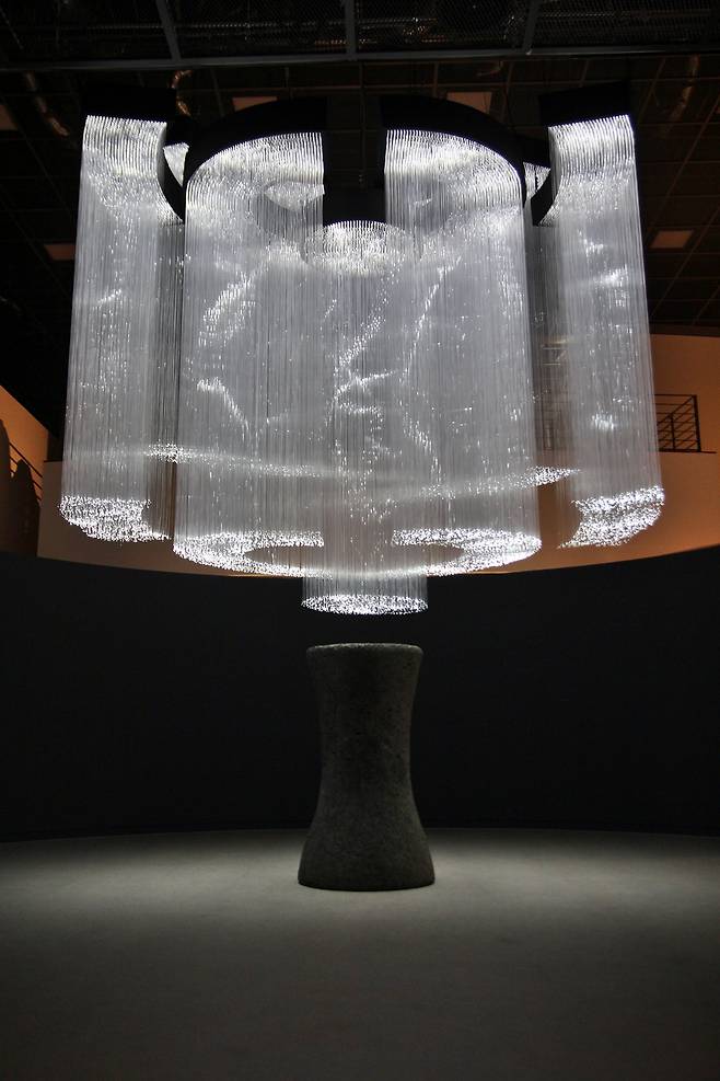 전시관 초입에 설치된 강태환 작가의 '관조' 작품 ⓒ제주의소리