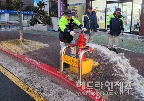 제주도 소방안전본부가 화재 골든타임 확보의 일환으로, 오는 26일 오후 2시부터 4시까지 제주도 전역에서 '소화전 주변 불법 주·정차 일제 단속'을 실시한다. 사진은 소화전 점검을 실시하고 있는 모습.&nbsp;