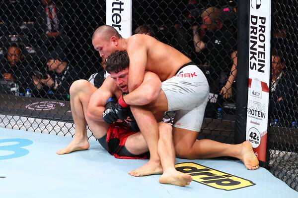 이스마일 나우르디예프를 상대하는 박준용. 사진 | UFC