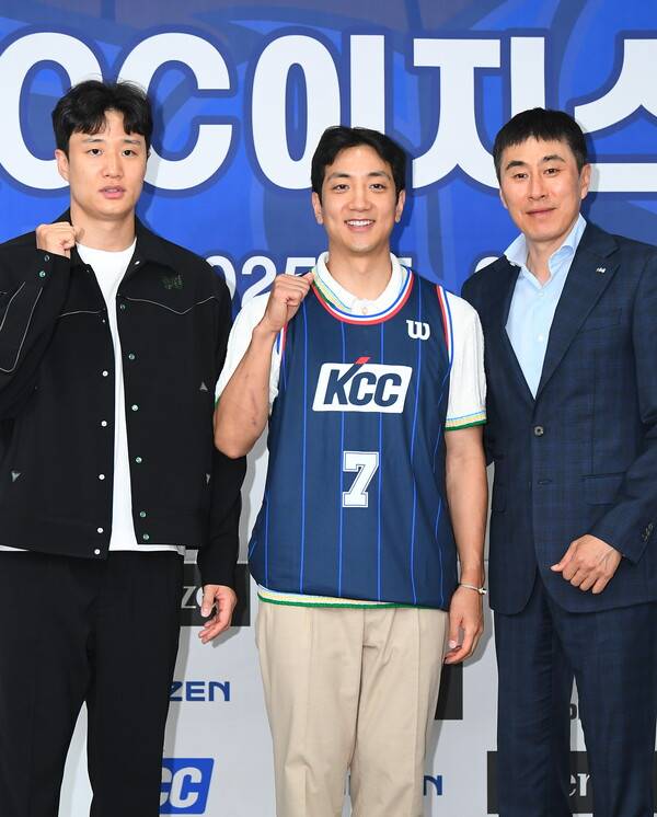 KCC에서 한솥밥을 먹게 된 허웅, 허훈 형제와 이상민 감독. 사진 | KBL