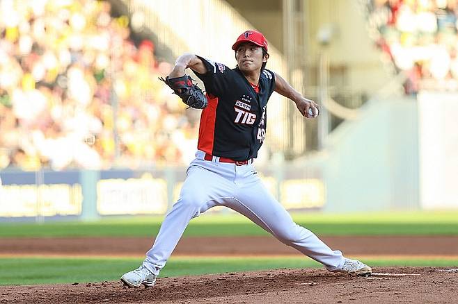 프로야구 KIA타이거즈의 이의리가 역투를 하고 있다. KIA구단 제공.