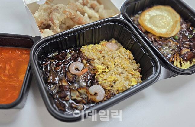 볶음밥과 함꼐 주문한 홍콩반점 탕수육과 기본 짜장면 (사진=한전진 기자)