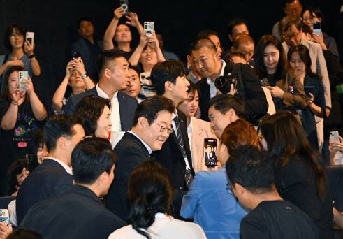 이재명 대통령과 김혜경 여사가 17일 서울 용산CGV ‘독립군:끝나지 않은 전쟁’ 상영관에서 관객들에게 인사하고 있다. (사진=연합뉴스)