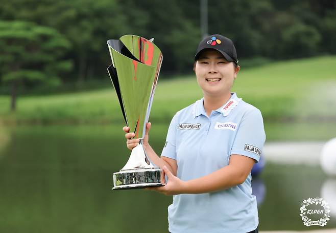 홍정민이 17일 경기 포천시의 몽베르 컨트리클럽에서 열린 KLPGA 투어 메디힐·한국일보 챔피언십에서 우승한 뒤 트로피를 들고 활짝 웃고 있다.(사진=KLPGT 제공)