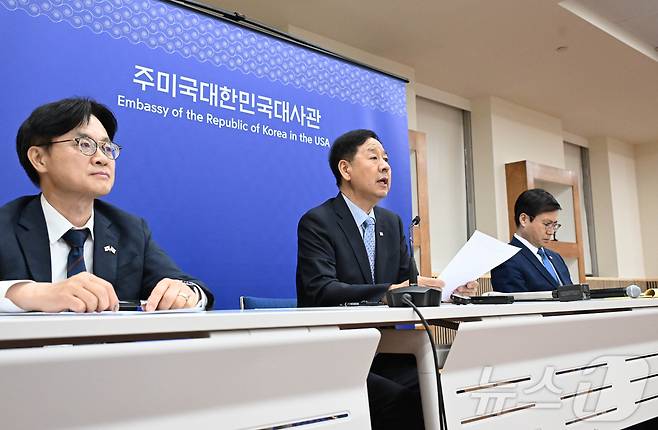 구윤철 경제부총리 겸 기획재정부 장관이 지난달 31일(한국시간) 미국 워싱턴D.C. 주미대한민국대사관에서 김정관 산업통상자원부 장관, 여한구 산업부 통상교섭본부장과 함께 한국과 미국 간 통상협의 결과 발표를 하고 있다. (기획재정부 제공. 재판매 및 DB 금지) 2025.7.31/뉴스1
