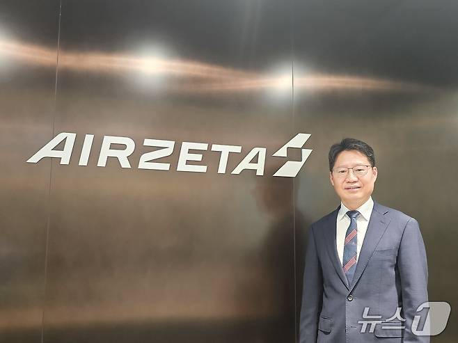 김관식 에어제타(AIRZETA) 대표이사가 13일 서울 마곡 본사에서 뉴스1과 인터뷰를 진행한 뒤 기념사진을 촬영한 모습. 2025.08.13/뉴스1 김성식 기자