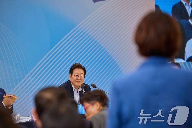 지난 7월 25일 이재명 대통령이 부산 남구 부경대에서 열린 타운홀미팅 '부산의 마음을 듣다' 지역 주민 간담회에서 참석자들의 발언을 경청하고 있다. (대통령실 제공. 재판매 및 DB 금지) 2025.7.25/뉴스1