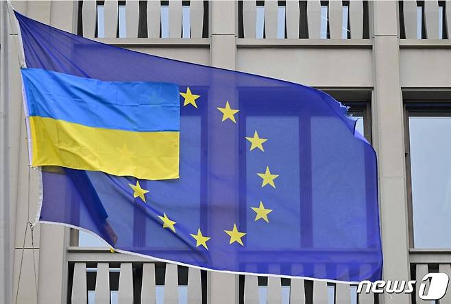 유럽연합(EU) 국기 앞에 우크라이나 국기가 게양돼 있다. ⓒ AFP=뉴스1 ⓒ News1 정윤영 기자