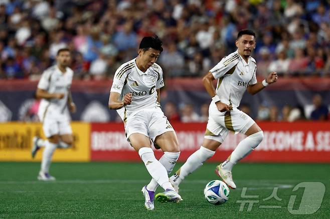 미국메이저리그사커(MLS) LA FC의 공격수 손흥민이 17일(이하 한국시간) 미국 매사추세츠 폭스버러의 질레트 스타디움에서 열린 2025 MLS 28라운드 뉴잉글랜드 원정 경기에서 패스하고 있다.  ⓒ AFP=뉴스1