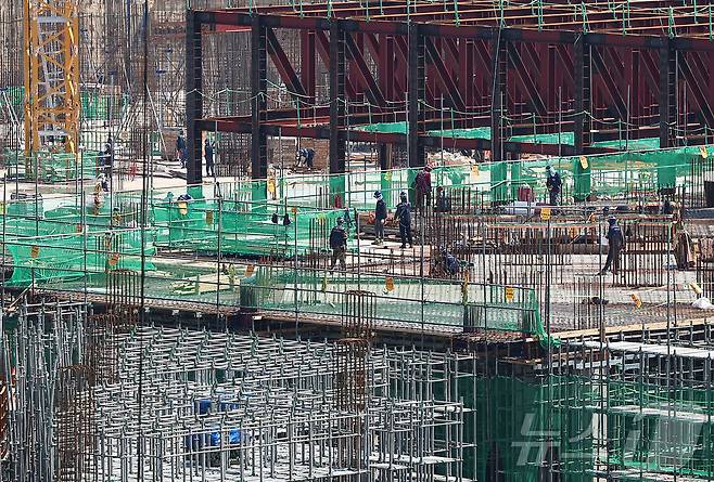 서울 시내 한 아파트 건설현장에서 노동자들이 작업하는 모습. 2025.6.23/뉴스1 ⓒ News1 김도우 기자