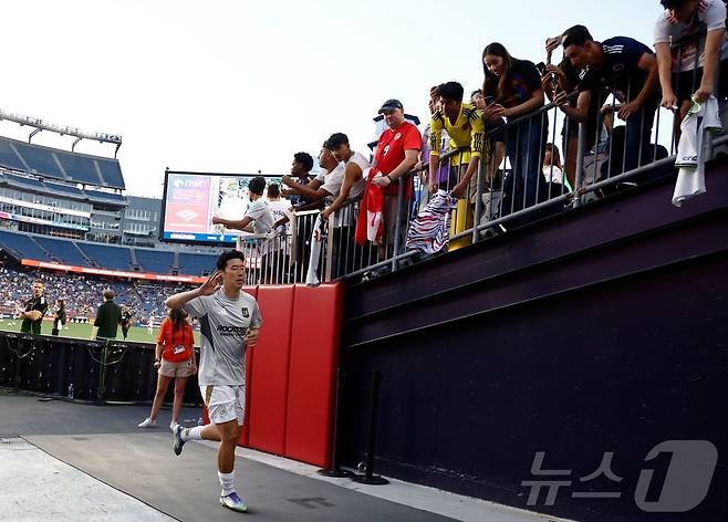 팬들의 환호에 손을 들어 화답하는 손흥민 ⓒ AFP=뉴스1