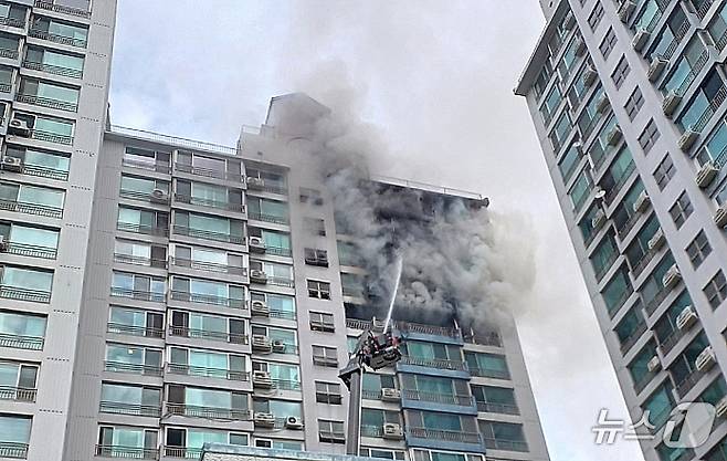 17일 오전 서울 마포구 창전동의 한 20층짜리 아파트 14층에서 화재가 발생, 소방대원들이 진화 작업을 벌이고 있다. (독자 제공. 재판매 및 DB 금지) 2025.8.17/뉴스1