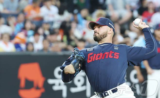 12일 대전 한화생명볼파크에서 열린 프로야구 '2025 신한 SOL 뱅크 KBO리그' 한화이글스 대 롯데자이언츠 경기에서 롯데 선발 감보아가 투구하고 있다 2025.8.12/뉴스1 ⓒ News1 김기남 기자