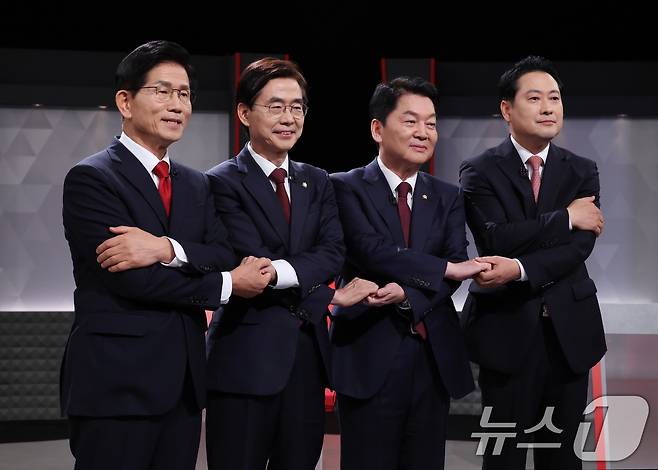 김문수(왼쪽부터), 조경태, 안철수, 장동혁 국민의힘 당대표 후보가 17일 오후 서울 영등포구 KBS에서 2차 방송 토론회 시작에 앞서 기념 촬영을 하고 있다. 2025.8.17/뉴스1 ⓒ News1 국회사진기자단
