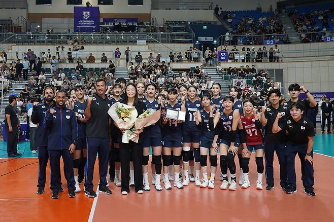 은퇴식 후 옛 동료들과 포즈를 취한 표승주(대한배구협회 제공)