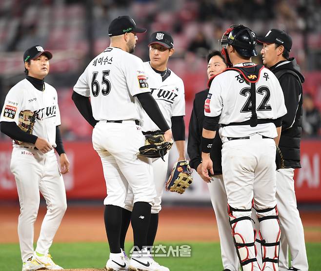 KT 헤이수스가 수원케이티위즈파크에서 열린 2025 KBO 리그 NC와 경기 4회 몸의 이상을 느껴 교체되고 있다. 수원 | 최승섭기자 thunder@sportsseoul.com
