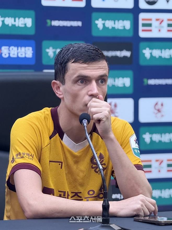 광주 아사니가 17일 광주월드컵경기장에서 열린 대전과의 경기를 마친 뒤 인터뷰에 응하고 있다. 광주 | 정다워 기자