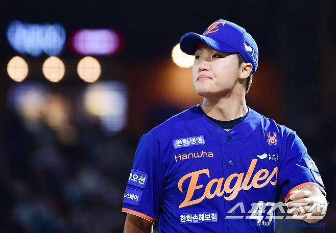 6회 투구 후 마운드를 내려오는 정우주.