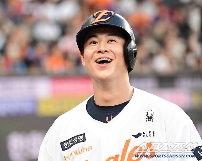 14일 대전 한화생명 볼파크에서 열린 한화와 롯데의 경기. 2회 무사 2루. 채은성의 적시타 때 득점에 성공한 노시환. 대전=송정헌 기자songs@sportschosun.com/2025.08.14/