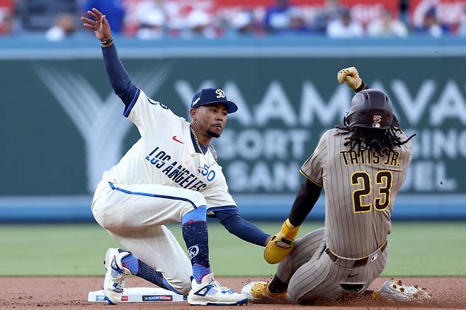 샌디에이고 파드리스 페르난도 타티스 주니어(오른쪽)이 2루 도루를 시도하다 잡히고 있다. AFP연합뉴스