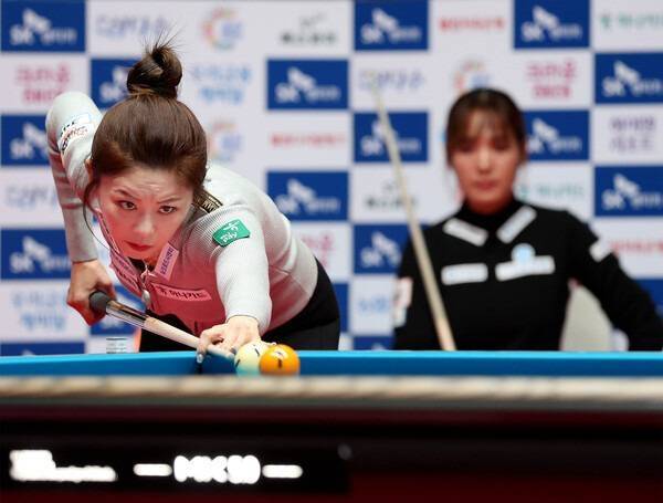 김가영의 공격을 앉아서 지켜보는 스롱 피아비. ⓒPBA