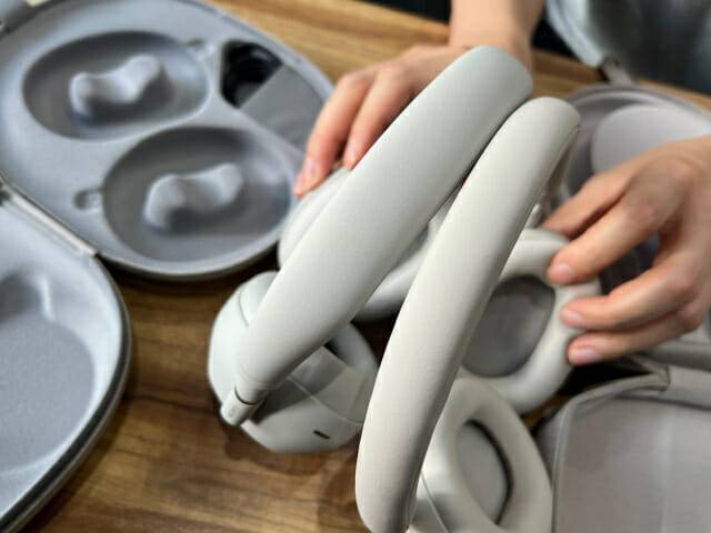 소니 WH-1000XM6(위)과 WH-1000XM5(아래) (사진=지디넷코리아 신영빈 기자)