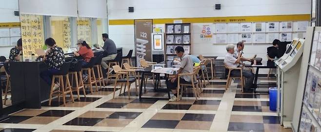 서울 용산구 남산도서관에서 액티브 시니어들이 책을 읽고 있다. 변선진 기자