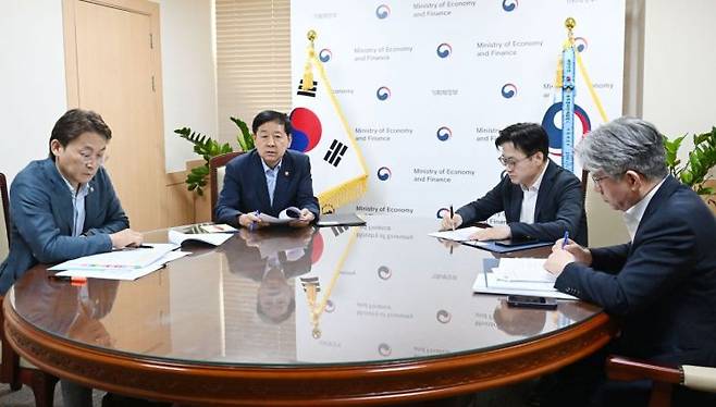 구윤철 경제부총리 겸 기획재정부 장관은 17일 오후 정부서울청사에서 김정관 산업통상자원부 장관, 권대영 금융위원회 부위원장, 남동일 공정위 부위원장이 참석한 가운데 관계장관 현안간담회를 열어 석유화학산업 사업재편 관련 진행상황을 보고받고 향후 대응방향을 논의했다. 사진 왼쪽부터 권대영 부위원장, 구윤철 부총리, 김정관 장관, 남동일 부위원장. (사진출처:기획재정부)