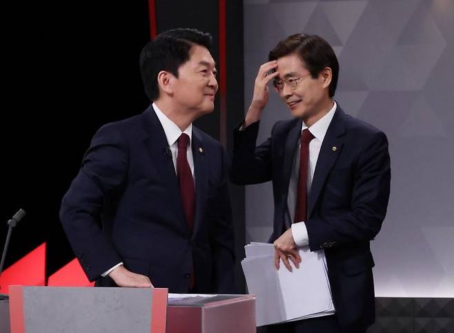 국민의힘 당 대표 선거에 출마한 안철수(왼쪽부터)ㆍ조경태 후보가 17일 서울 여의도 KBS에서 열린 2차 텔레비전 토론회에 앞서 대화하고 있다. 연합뉴스