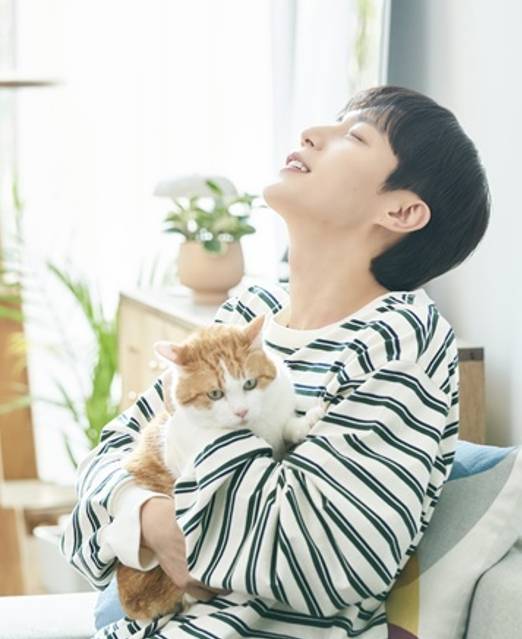 '냥육권 전쟁' 윤두준♥김슬기, 윤두준, ‘고양이 아빠’ 변신…세상 다 가진 행복 미소