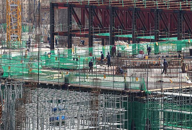 Workers at a construction site in an apartment complex in Seoul. /News1