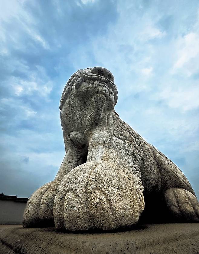 서울 경복궁 광화문 앞에는 ‘해태상’이 있다. 법과 정의를 감시하고 조선 왕실 권위를 상징한다는 석상이다. 그런데 전설 속 동물 해치(해태)는 그 법을 실천하기 위해 ‘기다란 외뿔로’ 불의를 찌르는 동물이다. 벽사와 권위를 상징하는 동물은 동서고금을 막론하고 ‘사자’다. 이 동물 정체는 뭘까. /박종인 기자