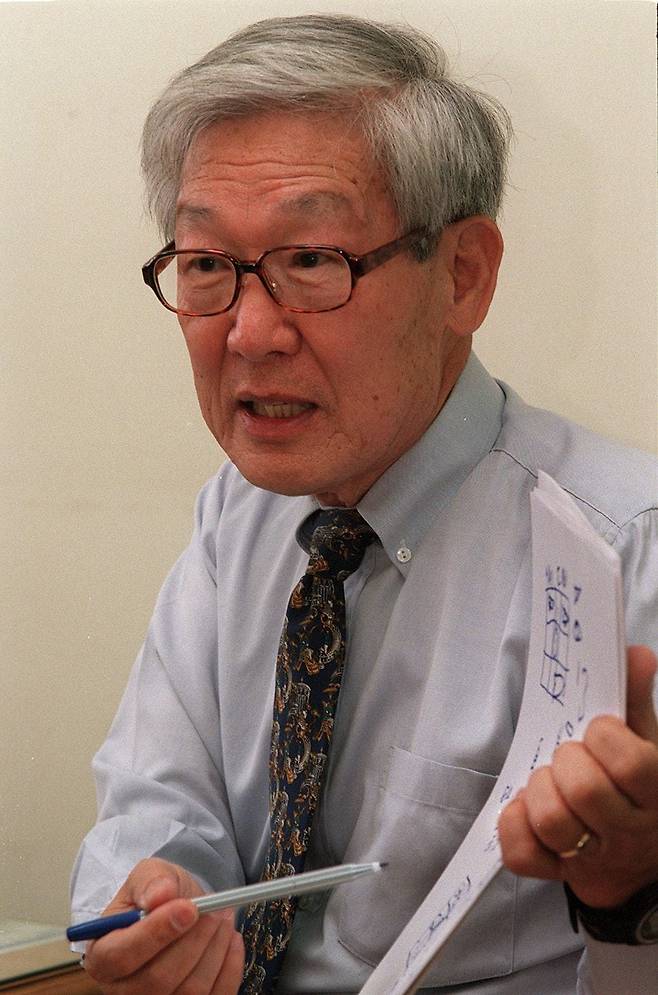15일 별세한 한태동 연세대 명예교수가 1998년 훈민정음 연구서 '세종대의 음성학' 출간 후 본지와 인터뷰하는 모습. /조선일보DB