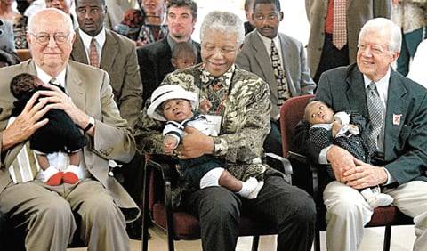 2002년 3월 게이츠 재단이 남아프리카 4개국에 기금 15만 달러를 지원했다. 왼쪽부터 빌 게이츠의 아버지인 윌리엄 게이츠, 넬슨 만델라 전 남아공 대통령, 지미 카터 전 미국 대통령이다.