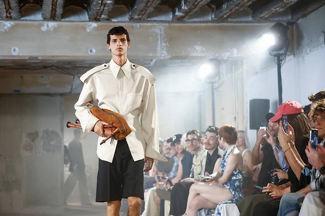 한 모델이 2025년 6월 25일 프랑스 파리에서 열린 파리 패션 위크에서 비즈니스 캐주얼용 반바지를 선보이고 있다./연합뉴스