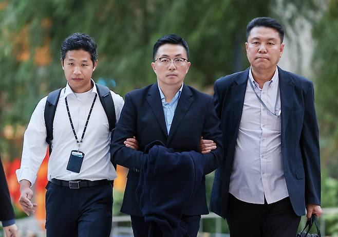 김건희 여사 일가의 '집사'로 알려진 김예성 씨가 12일 서울 종로구에 마련된 김건희 특검팀(특별검사 민중기) 사무실로 조사를 받기 위해 출석하고 있다. /뉴스1