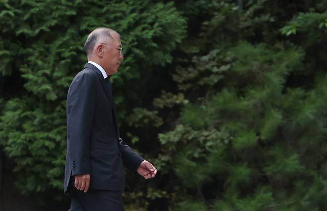 정의선 현대자동차 회장이 고(故) 정주영 현대그룹 명예회장의 부인 고 변중석 여사의 17주기인 지난 16일 추모제사가 열리는 서울 종로구 청운동 정 명예회장 옛 자택에 들어서고 있다. /뉴스1