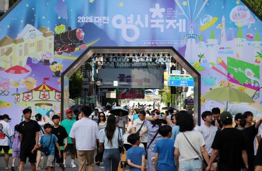 대전의 과거·현재·미래로 떠나는 시간 여행을 테마로 한 '대전 0시 축제'가 개막 3일째인 10일 오후 대전역에서 옛 충남도청사 구간 중앙로 일원에서 열리고 있다. 김영태 기자