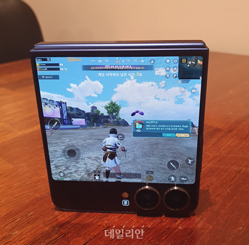 갤럭시 Z플립7으로 ‘배틀그라운드’ 모바일 게임을 실행한 모습. 예상 보다 발열이 크지 않았다.ⓒ데일리안 조인영 기자