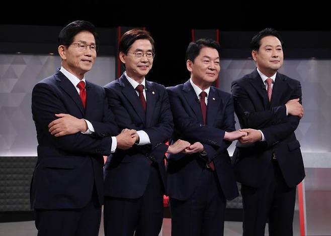 국민의힘 당대표 선거에 출마한 후보들이 17일 서울 여의도 KBS에서 열린 2차 텔레비전 토론회에 앞서 기념 촬영을 하고 있다. (왼쪽부터) 김문수·조경태·안철수·장동혁 후보. ⓒ국회사진기자단