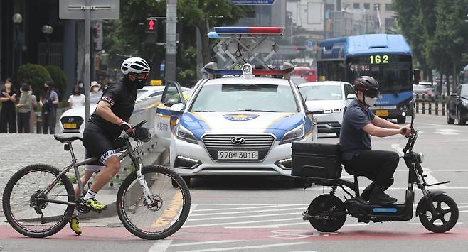 서울 중구 청계천 인근 도로에서 달리는 이륜차 모습. 2022.05.30. 뉴시스