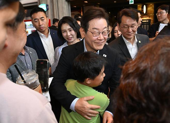 이재명 대통령과 김혜경 여사가 17일 서울 용산구 CGV에서 영화 ‘독립군:끝나지 않은 전쟁’을 관람한 뒤 상영관을 나서며 시민들과 인사하고 있다. 2025.08.17. 뉴시스