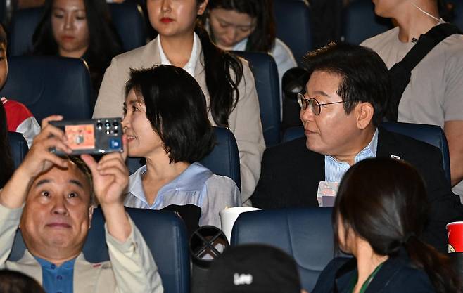 이재명 대통령과 김혜경 여사가 17일 서울 용산구 CGV에서 영화 ‘독립군:끝나지 않은 전쟁’을 관람 하기 위해 상영관에 입장해 자리에 앉아 있다. 2025.08.17. 뉴시스