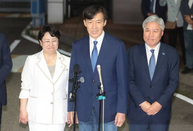 조국 전 조국혁신당 대표가 지난 15일 광복절 특별사면·복권 조치로 서울 구로구 남부교도소에서 출소하며 대국민 인사를 하고 있다. [연합뉴스]