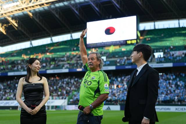 도산 안창호 선생의 외손자인 필립 안 커디(가운데)씨가 16일 전주월드컵경기장에서 팬들에게 인사하고 있다. [전북현대 제공]