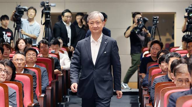 (서울=연합뉴스) 임화영 기자 = 이찬진 신임 금융감독원장이 14일 서울 여의도 금융감독원에서 열린 취임식에 입장하고 있다. 2025.8.14 hwayoung7@yna.co.kr